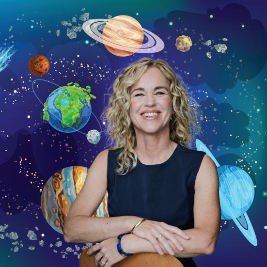 Astrofysisker står foran et tegnet univers og smiler