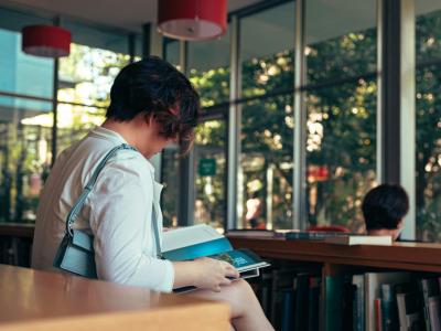 Kvinder læser på et bibliotek