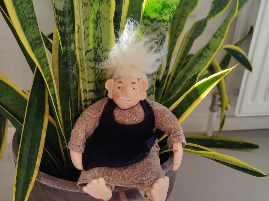 Lille Fimo-ler trold gemmer sig i en plante