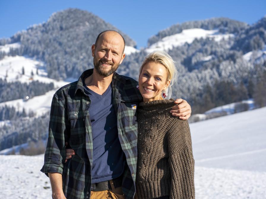 Portrætfoto af Lene og Anders Beier med de Østriske bjerge i baggrunden