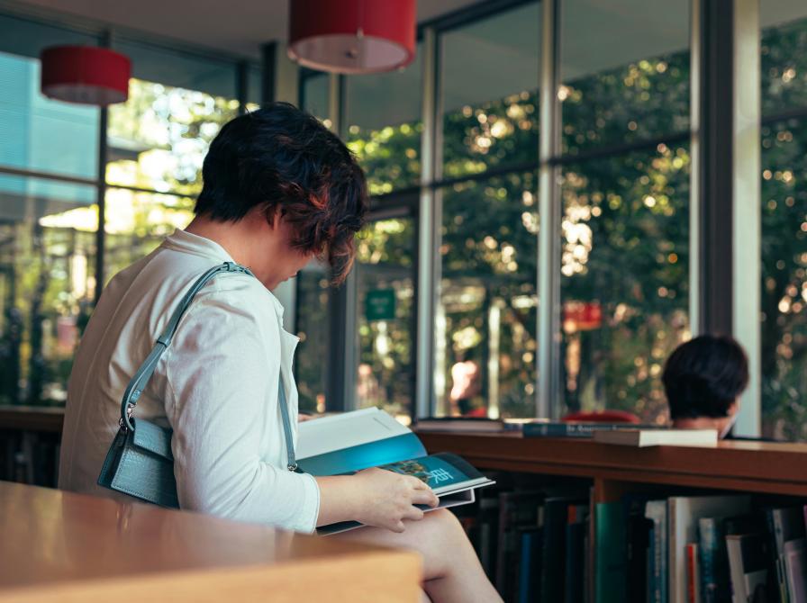 Kvinder læser på et bibliotek