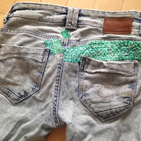 Et par jeans med visible mending